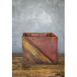 Osłonka na doniczkę z geometrycznym wzorem 25 × 25 × 21 cm – rustykalna, ręcznie malowana, efekt kortenu