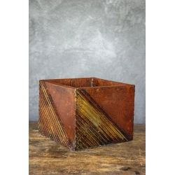 Osłonka na doniczkę z geometrycznym wzorem 25 × 25 × 21 cm – rustykalna, ręcznie malowana, efekt kortenu