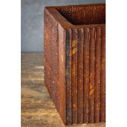 Osłonka na doniczkę z pionowymi rowkami 25 × 25 × 21 cm – rustykalna, efekt kortenu, ręcznie wykonana