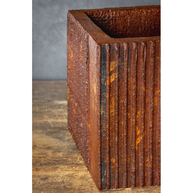 Osłonka na doniczkę z pionowymi rowkami 25 × 25 × 21 cm – rustykalna, efekt kortenu, ręcznie wykonana