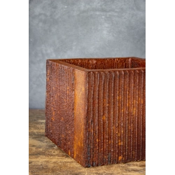 Osłonka na doniczkę z pionowymi rowkami 25 × 25 × 21 cm – rustykalna, efekt kortenu, ręcznie wykonana