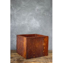 Osłonka na doniczkę z pionowymi rowkami 25 × 25 × 21 cm – rustykalna, efekt kortenu, ręcznie wykonana