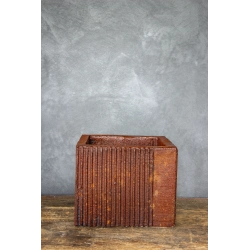 Osłonka na doniczkę z pionowymi rowkami 25 × 25 × 21 cm – rustykalna, efekt kortenu, ręcznie wykonana