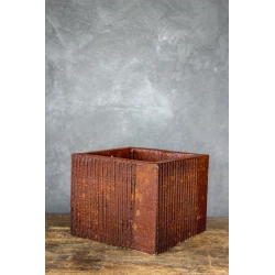 Osłonka na doniczkę z pionowymi rowkami 25 × 25 × 21 cm – rustykalna, efekt kortenu, ręcznie wykonana