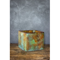 Osłonka na doniczkę efekt rdzy z zieloną patyną 25 × 25 × 21 cm – ręcznie wykonana, rustykalna, industrialna