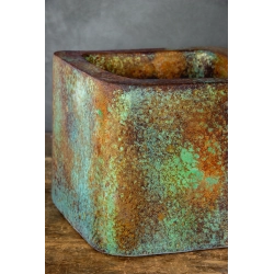 Osłonka na doniczkę efekt rdzy z zieloną patyną 25 × 25 × 21 cm – ręcznie wykonana, rustykalna, industrialna