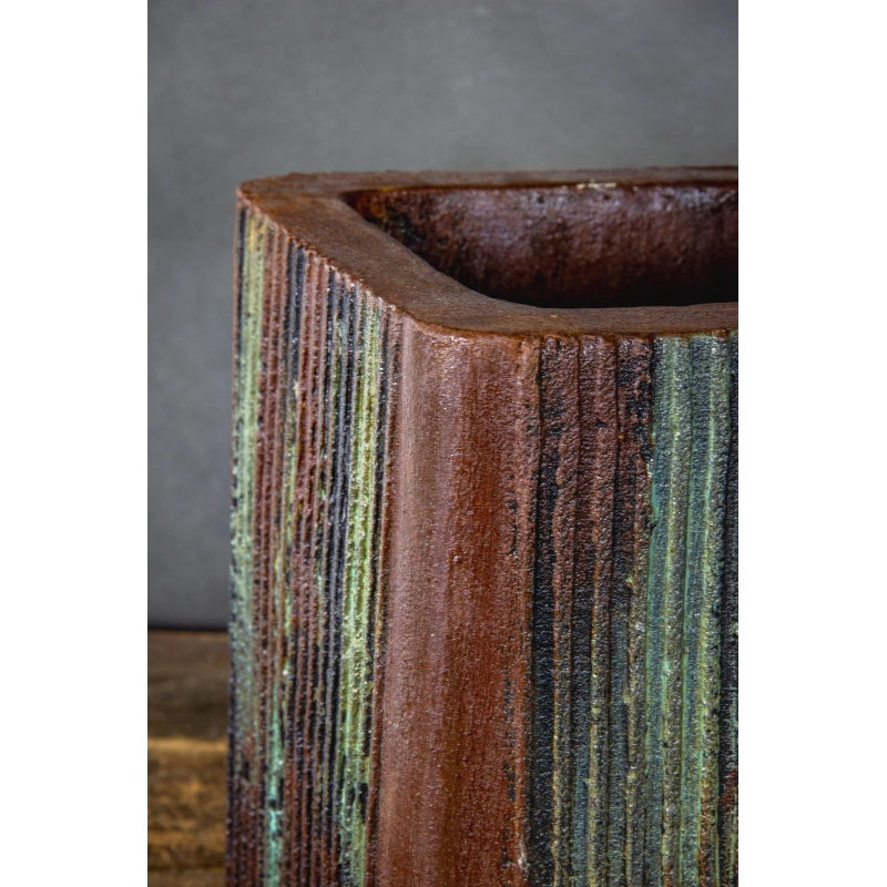 Osłonka na doniczkę loft 25 x 25 x 30 cm – rdzawa, ręcznie malowana, pionowe paski 3D