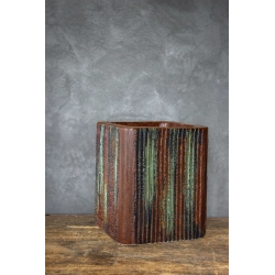 Osłonka na doniczkę loft 25 x 25 x 30 cm – rdzawa, ręcznie malowana, pionowe paski 3D