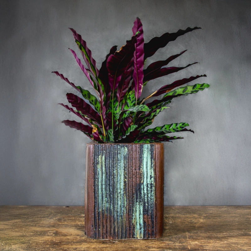 Osłonka na doniczkę loft 25 x 25 x 30 cm – rdzawa, ręcznie malowana, pionowe paski 3D