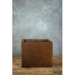 Osłonka na doniczkę z florystycznym motywem 25 × 25 × 21 cm  – efekt kortenu z patyną, ręcznie malowana