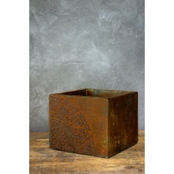 Osłonka na doniczkę z florystycznym motywem 25 × 25 × 21 cm  – efekt kortenu z patyną, ręcznie malowana