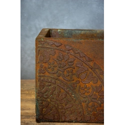 Osłonka na doniczkę z florystycznym motywem 25 × 25 × 21 cm  – efekt kortenu z patyną, ręcznie malowana