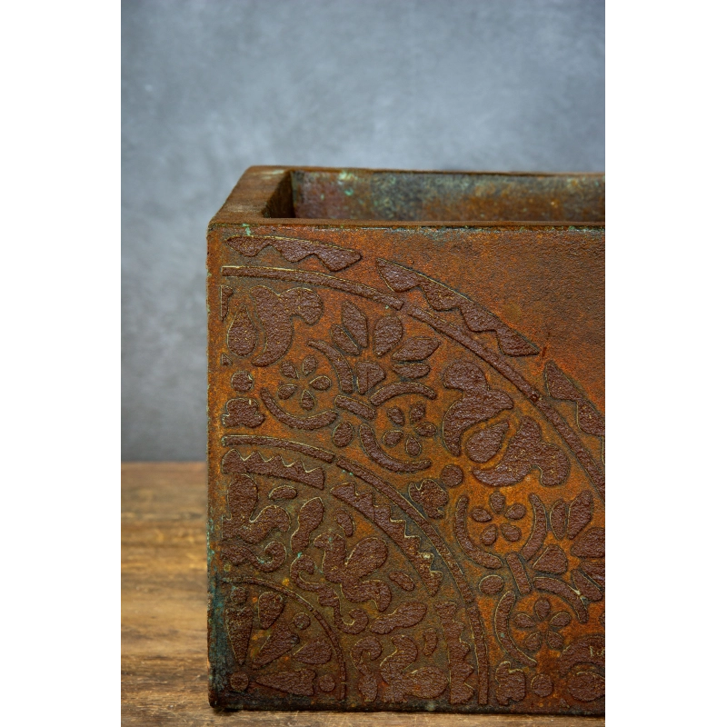 Osłonka na doniczkę z florystycznym motywem 25 × 25 × 21 cm  – efekt kortenu z patyną, ręcznie malowana