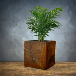 Osłonka z efektem kortenu z dekoracyjnym wzorem 3D, ręcznie wykonana, kwadratowa 30×30×30 cm.