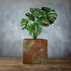 Kwadratowa osłonka w efekcie kortenu z zieloną patyną i wzorem 3D, w stylu industrialnym.