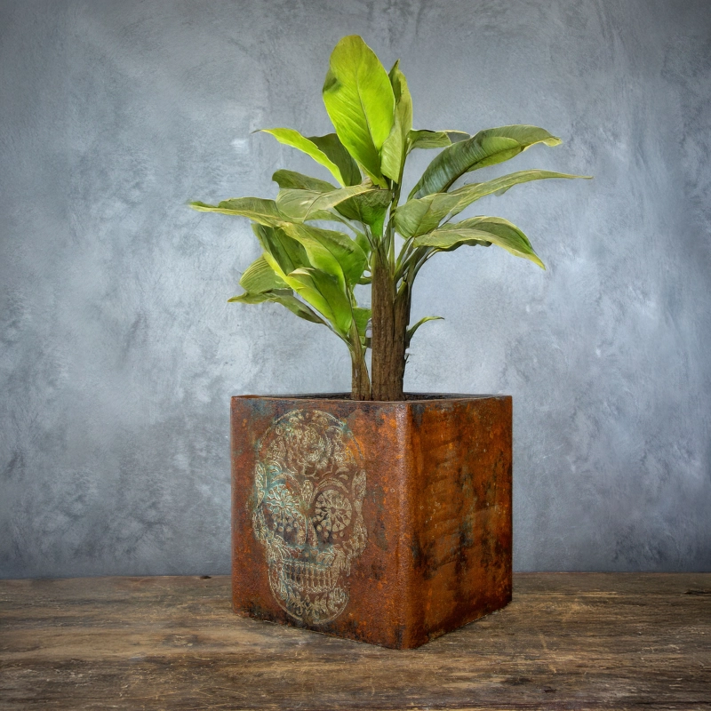 Osłonka w efekcie kortenu z dekoracyjnym motywem czaszki 3D w stylu industrialnym.