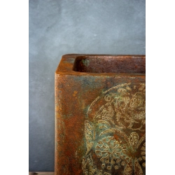 Ręcznie wykonana osłonka loft korten z motywem czaszki 3D – kwadratowa 30 × 30 × 30 cm