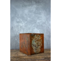 Ręcznie wykonana osłonka loft korten z motywem czaszki 3D – kwadratowa 30 × 30 × 30 cm