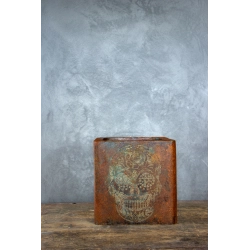 Ręcznie wykonana osłonka loft korten z motywem czaszki 3D – kwadratowa 30 × 30 × 30 cm