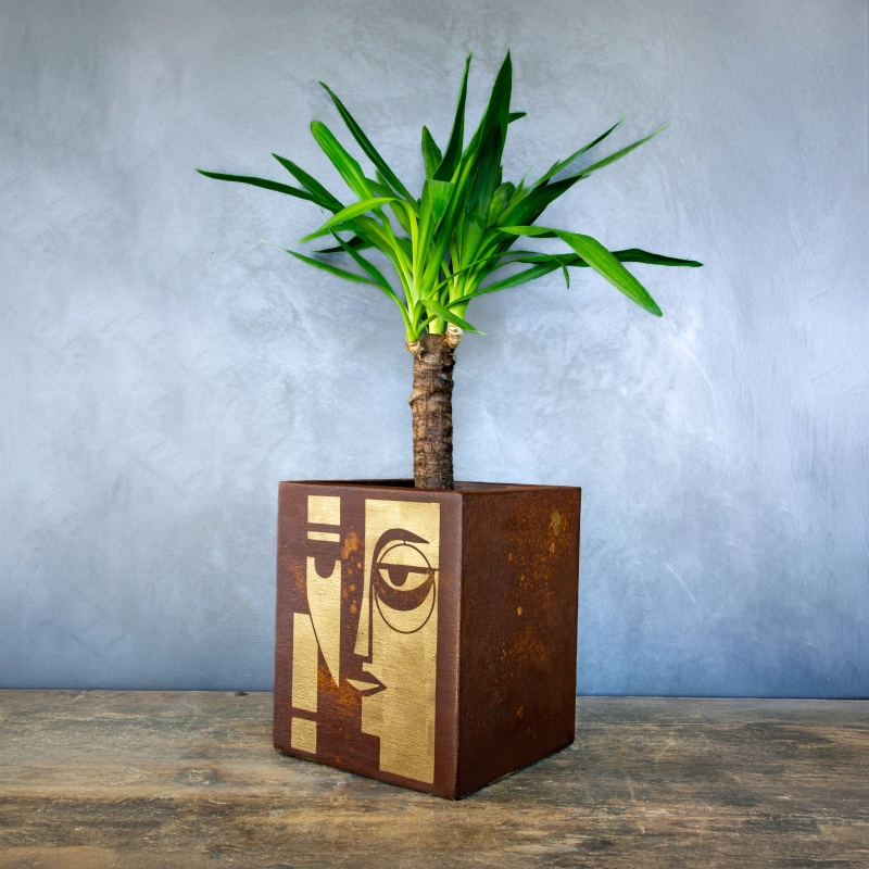 Osłonka na doniczkę z efektem rdzy i złotym, geometrycznym wzorem twarzy, ręcznie wykonana, industrialna.