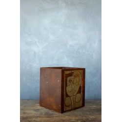 Osłonka na doniczkę loft 21 x 21 x 30 cm– kwadratowa, ręcznie malowana, korten ze złotą geometryczną ilustracją twarzy