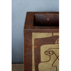 Osłonka na doniczkę loft 21 x 21 x 30 cm– kwadratowa, ręcznie malowana, korten ze złotą geometryczną ilustracją twarzy