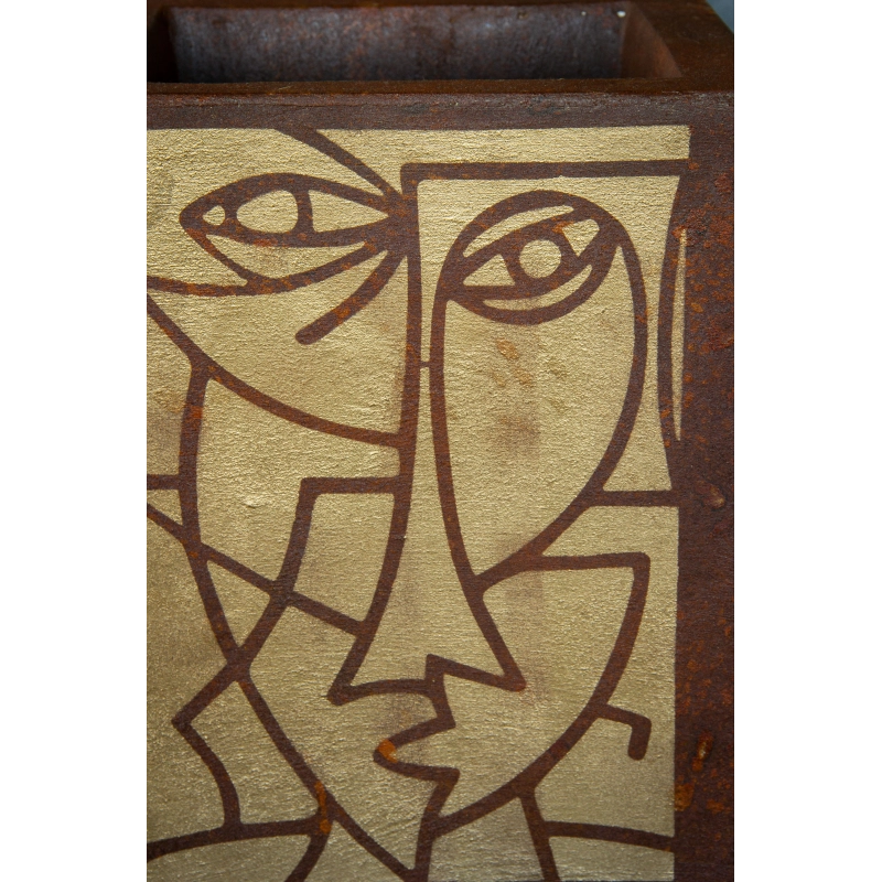 Osłonka na doniczkę loft 21 x 21 x 30 cm – kwadratowa, ręcznie malowana, korten ze złotym geometrycznym motywem twarzy