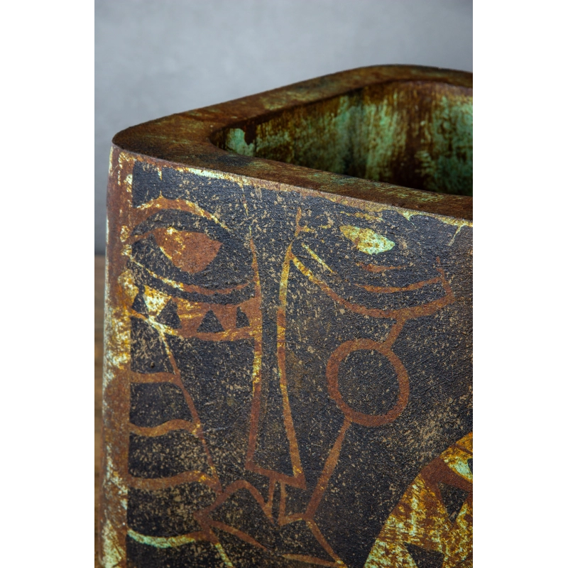 Loftowa osłonka kwadratowa 25 × 25 × 21 cm – efekt kortenu z patyną i artystycznym motywem twarzy