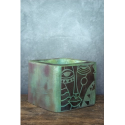 Osłonka na doniczkę z abstrakcyjną twarzą 25 × 25 × 21 cm – artystyczna, ręcznie malowana, efekt postarzanego metalu