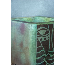 Osłonka na doniczkę z abstrakcyjną twarzą 25 × 25 × 21 cm – artystyczna, ręcznie malowana, efekt postarzanego metalu