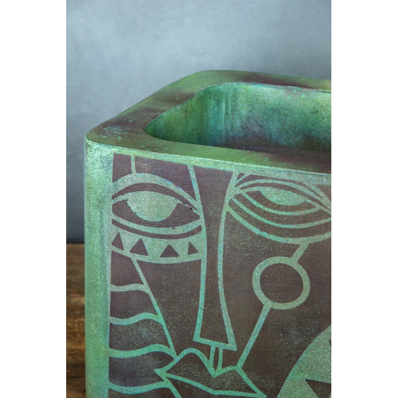 Osłonka na doniczkę z abstrakcyjną twarzą 25 × 25 × 21 cm – artystyczna, ręcznie malowana, efekt postarzanego metalu