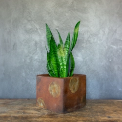 Ręcznie wykonana osłonka na doniczkę z motywem planet i orbit, efekt kortenu, rustykalne wykończenie.