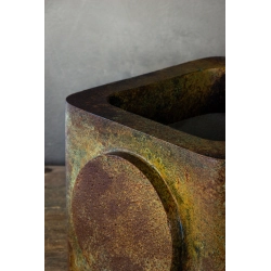 Osłonka na doniczkę z okrągłym motywem 25 × 25 × 21 cm – rustykalna, ręcznie malowana, efekt kortenu