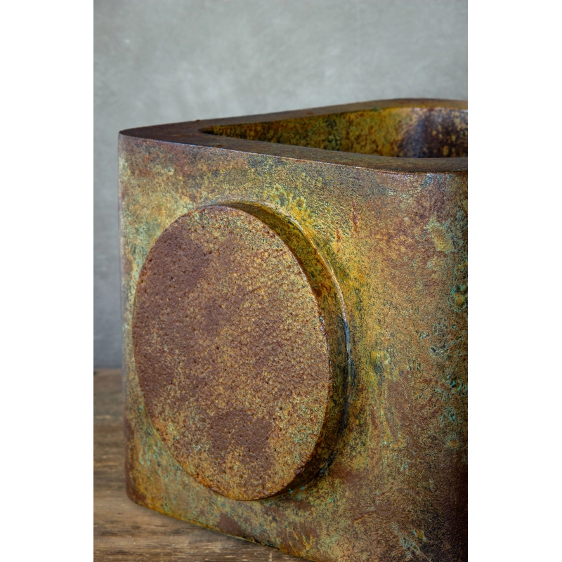 Osłonka na doniczkę z okrągłym motywem 25 × 25 × 21 cm – rustykalna, ręcznie malowana, efekt kortenu