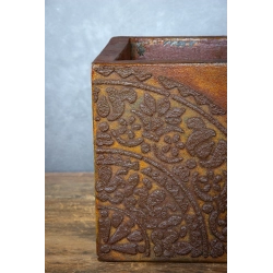 Osłonka na doniczkę z ornamentem 25 × 25 × 21 cm – rustykalna, ręcznie malowana, efekt kortenu