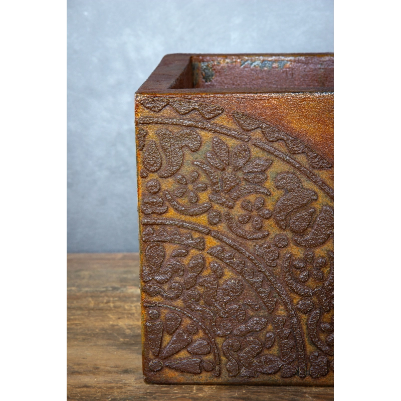 Osłonka na doniczkę z ornamentem 25 × 25 × 21 cm – rustykalna, ręcznie malowana, efekt kortenu