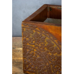 Osłonka na doniczkę z ornamentem 25 × 25 × 21 cm – rustykalna, ręcznie malowana, efekt kortenu
