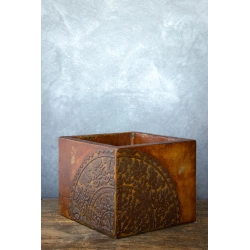 Osłonka na doniczkę z ornamentem 25 × 25 × 21 cm – rustykalna, ręcznie malowana, efekt kortenu