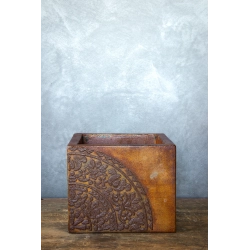 Osłonka na doniczkę z ornamentem 25 × 25 × 21 cm – rustykalna, ręcznie malowana, efekt kortenu