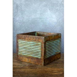 Osłonka na doniczkę z liniowym wzorem 3D 25 × 25 × 21 cm – rustykalna, ręcznie malowana, efekt kortenu