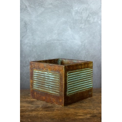 Osłonka na doniczkę z liniowym wzorem 3D 25 × 25 × 21 cm – rustykalna, ręcznie malowana, efekt kortenu