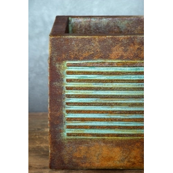 Osłonka na doniczkę z liniowym wzorem 3D 25 × 25 × 21 cm – rustykalna, ręcznie malowana, efekt kortenu