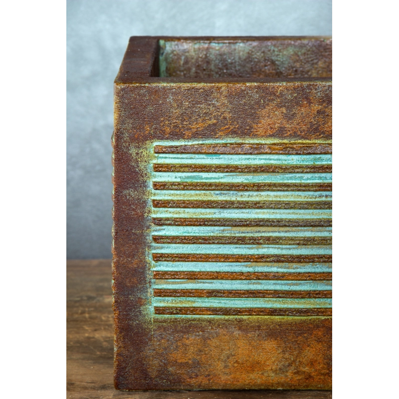 Osłonka na doniczkę z liniowym wzorem 3D 25 × 25 × 21 cm – rustykalna, ręcznie malowana, efekt kortenu