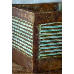 Osłonka na doniczkę z liniowym wzorem 3D 25 × 25 × 21 cm – rustykalna, ręcznie malowana, efekt kortenu