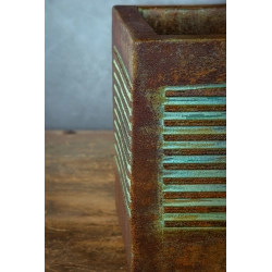 Osłonka na doniczkę z liniowym wzorem 3D 25 × 25 × 21 cm – rustykalna, ręcznie malowana, efekt kortenu