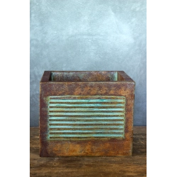 Osłonka na doniczkę z liniowym wzorem 3D 25 × 25 × 21 cm – rustykalna, ręcznie malowana, efekt kortenu