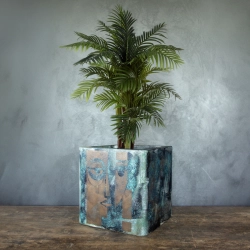 Osłonka na doniczkę z artystycznym motywem twarzy, efekt kortenu z turkusową patyną, ręcznie wykonana.