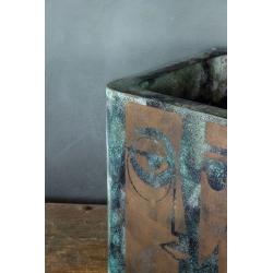 Osłonka na doniczkę z twarzą 30 × 30 × 30 cm – ręcznie malowana, efekt kortenu, artystyczny design