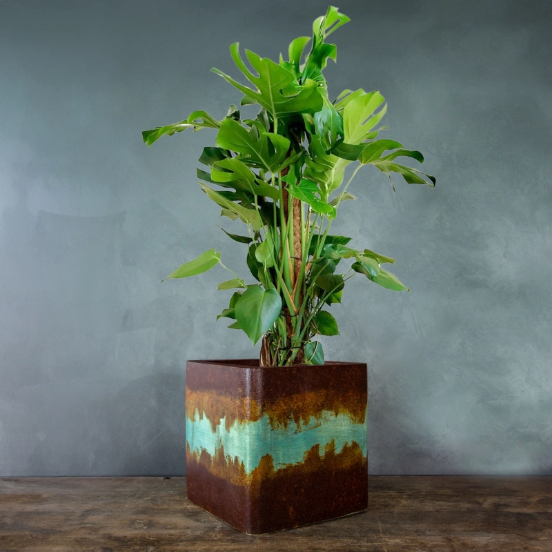 Osłonka na doniczkę w efekcie kortenu z turkusową patyną, rustykalne wykończenie, ręcznie wykonana.