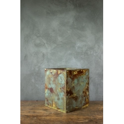 Osłonka na doniczkę z efektem antycznego metalu 25 x 25 x 30 cm – ręcznie malowana, patyna turkusowo-rdzawa